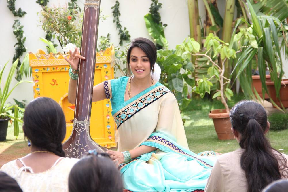 Manalo Okkadu Telugu Movie Stills | Anita Hassanandani