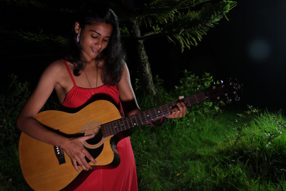 Vitthaiyadi Naanunakku Tamil Movie stills starring Sowra Syed