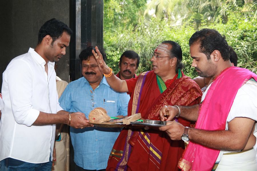 Maanik Movie launch Stills
