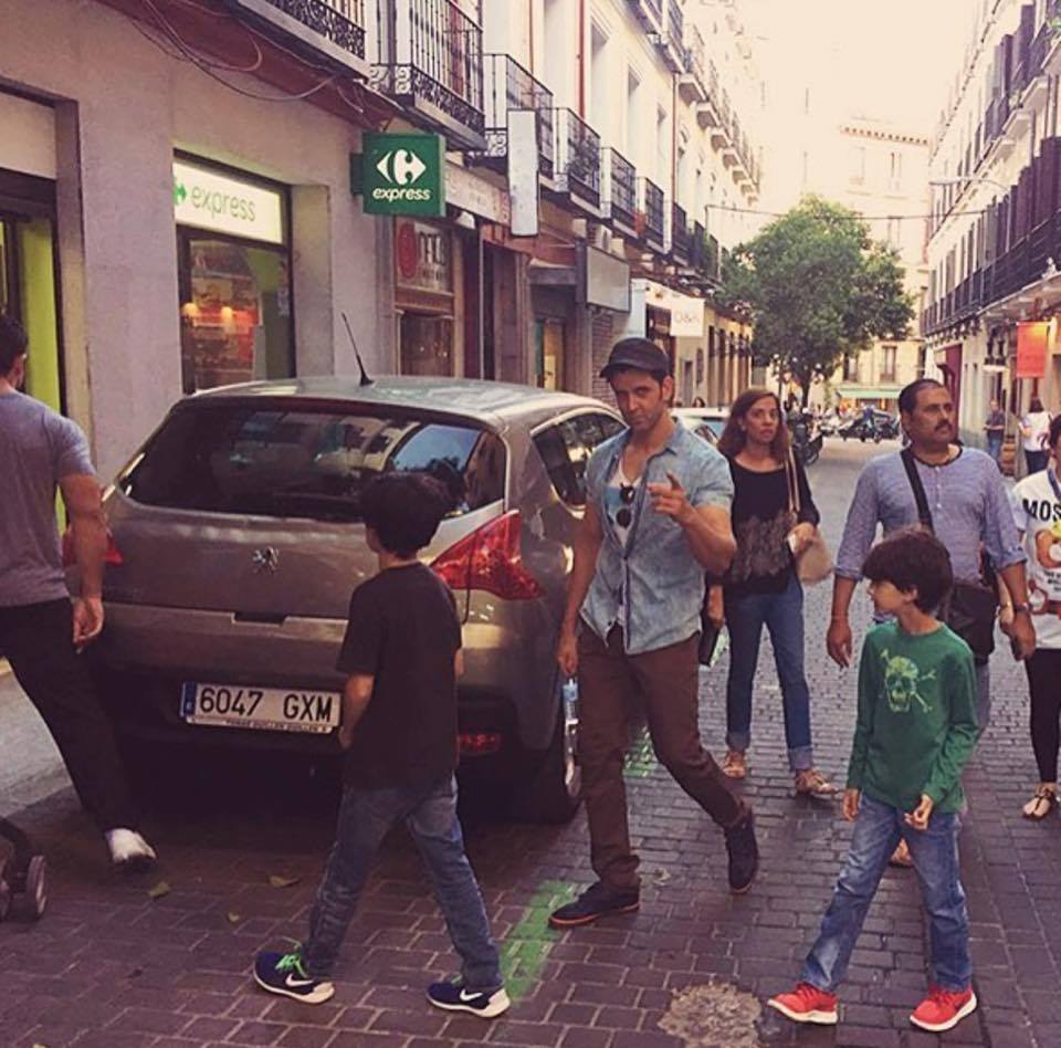 Hrithik Roshan and his sons Leave For Spain To Attend IIFA 2016