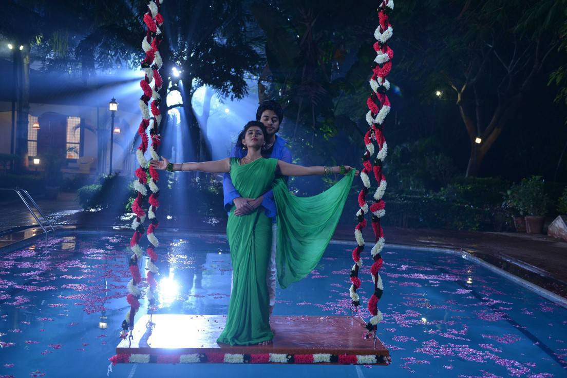 Rojulu Marayi Telugu Movie Latest Stills | Chetan Maddineni, Kruthika