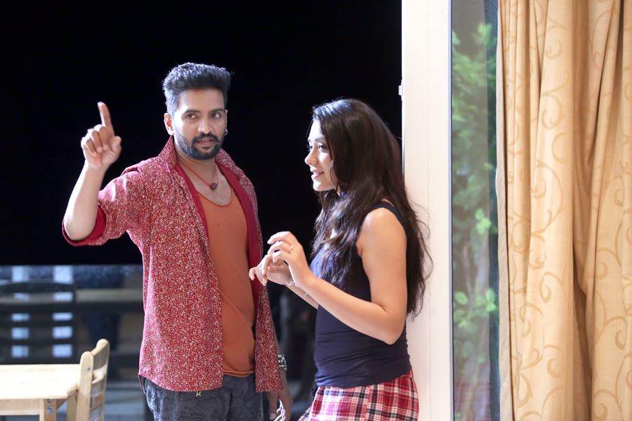 Dhilluku Dhuddu Movie Stills starring Santhanam, Shanaya