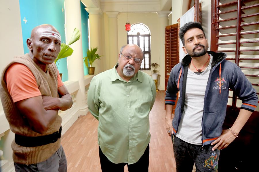 Dhilluku Dhuddu Movie Stills starring Santhanam, Saurabh Shukla, Rajendran