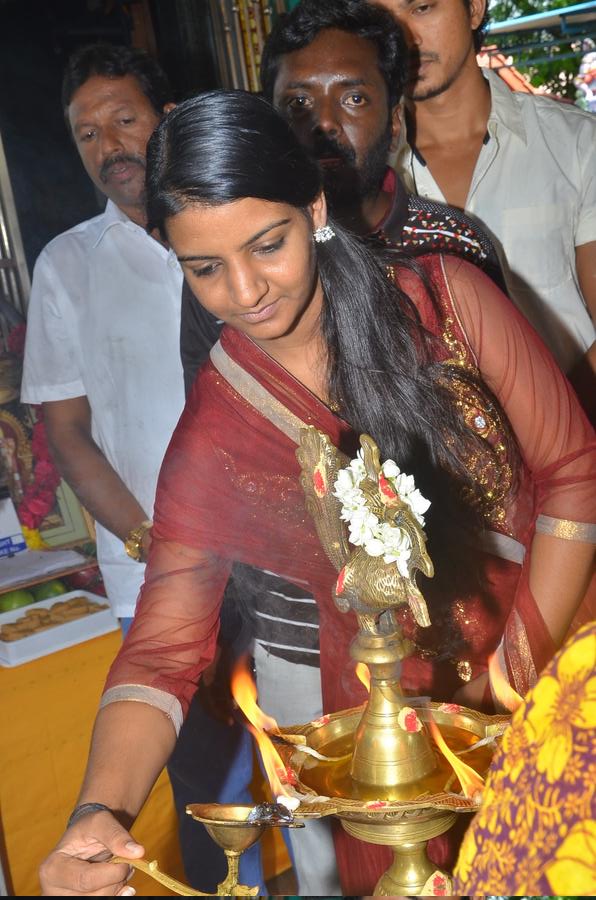 235 Vathu Thoguthi Idai Therthal Tamil Movie Pooja Stills |  Jessy