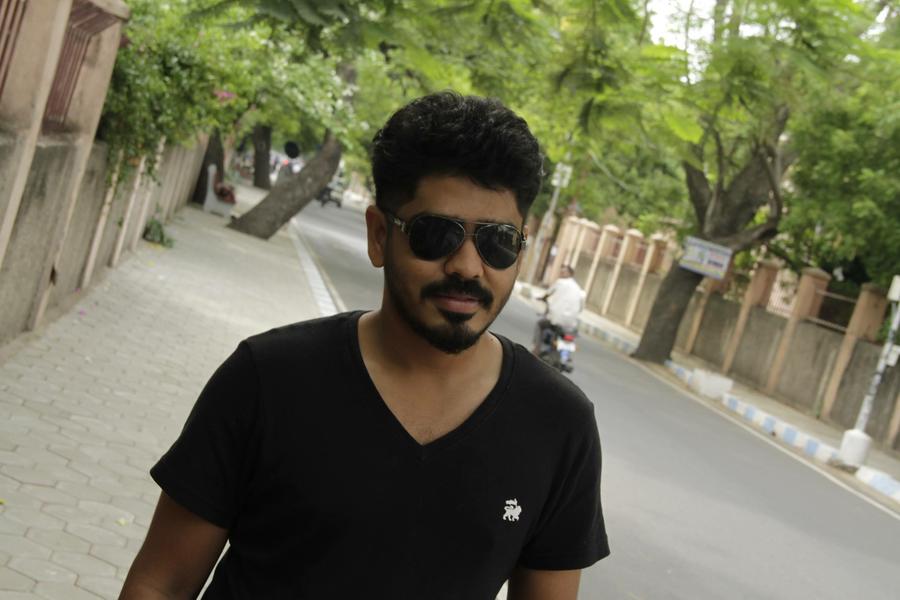 Yenda Thalaila Yenna Vekkala movie director Vignesh Karthik