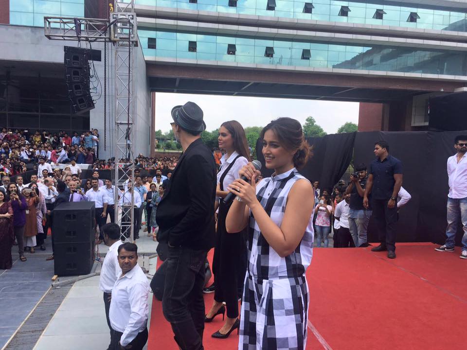 Stills : Akshay Kumar & Team Rustom rocking the stage at Amity University‬