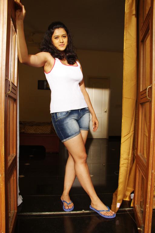 Oru Mugathirai Tamil Movie Stills