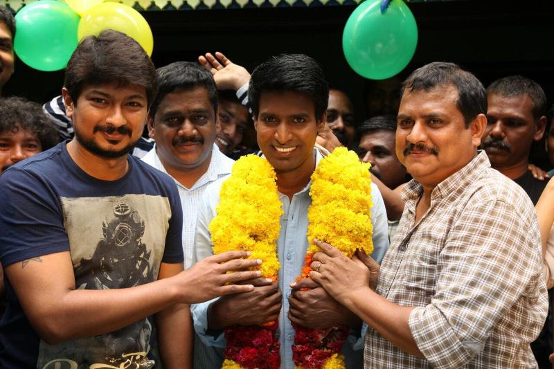Actor Soori celebrates his birthday in the sets of Udhayanidhi Stalin's next project. 