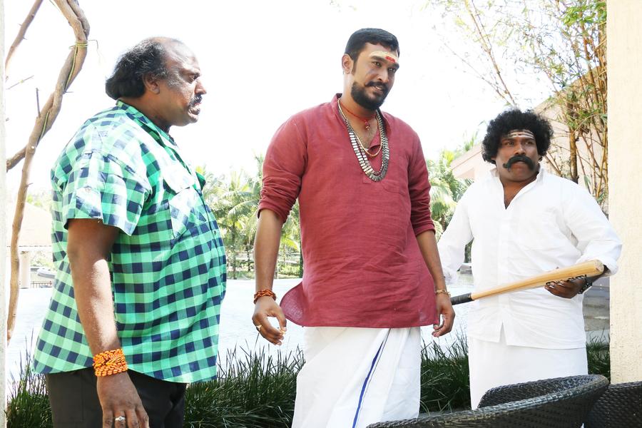 Yogi Babu stills from Virumandikum Sivanadikum
