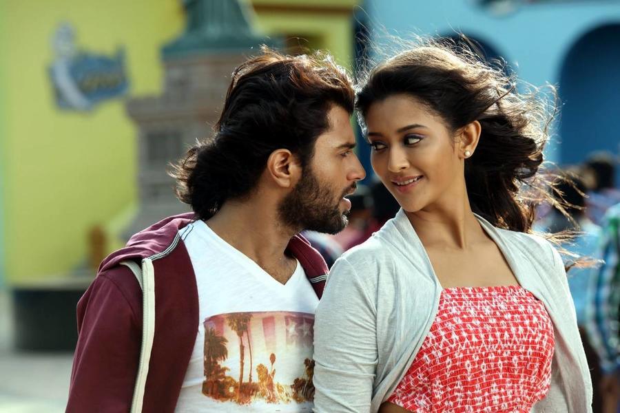 Vijay Deverakonda and Pooja Jhaveri stills from Dwaraka Movie