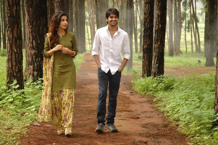 Naga Shourya and Parul Gulati cute stills from Nee Jathaleka