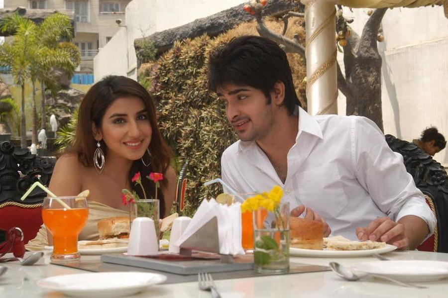 Naga Shourya and Parul Gulati cute stills from Nee Jathaleka