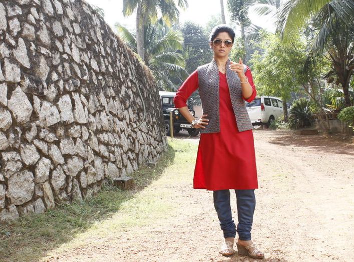 Actress Nadhiya Stills From Thiraiku Varadha Kadhai Movie