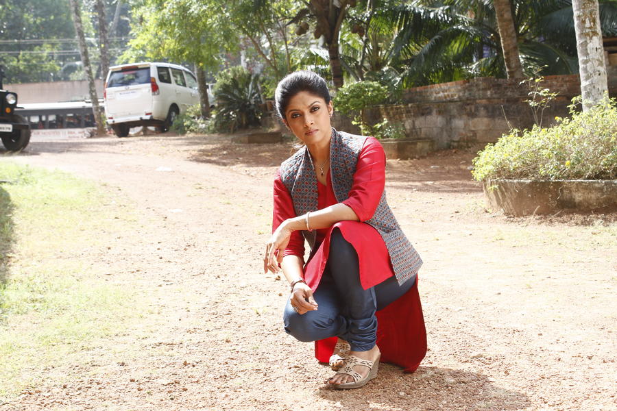 Actress Nadhiya Stills From Thiraiku Varadha Kadhai Movie
