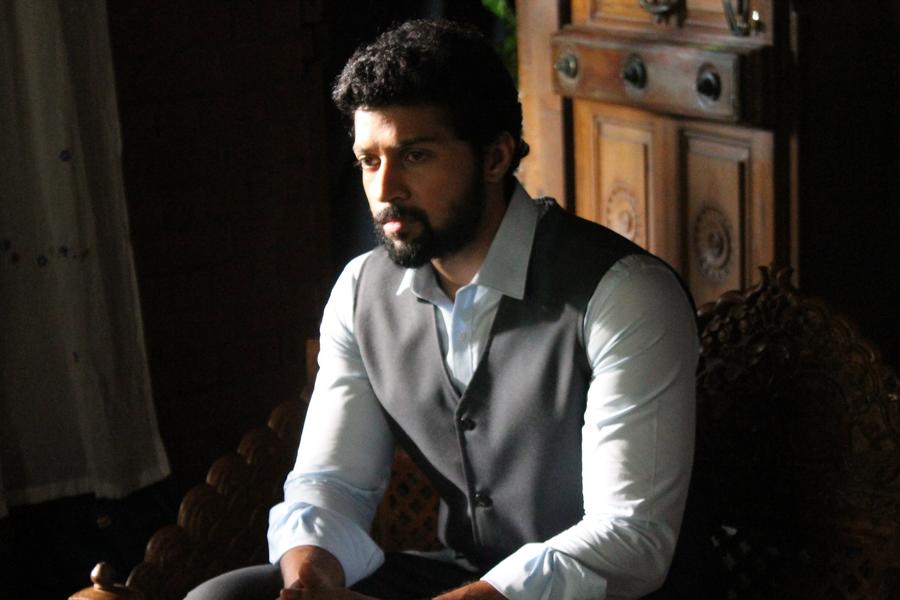 Meendum Vaa Arugil Vaa Tamil Movie Stills | Santhosh Prathap