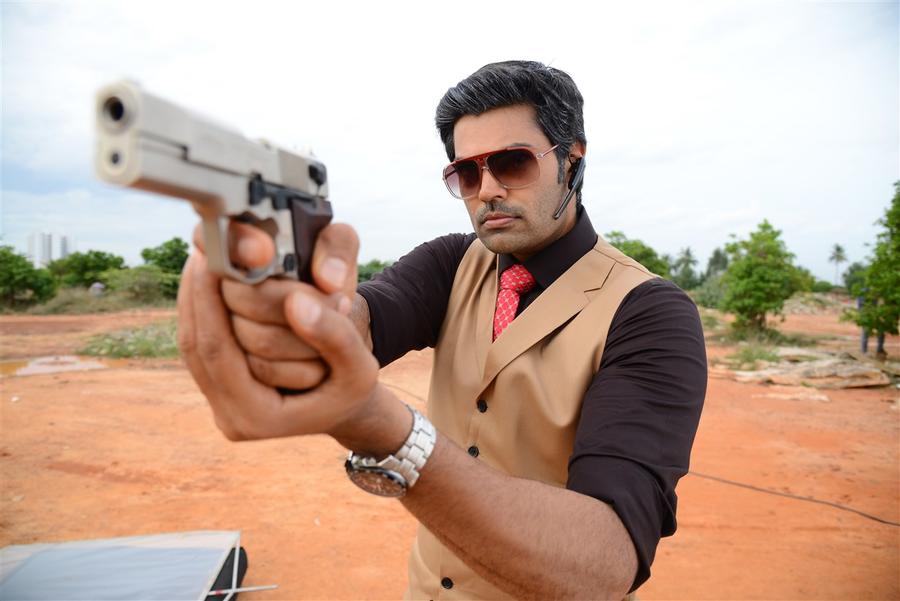 7 Naatkal Movie Stills | Ganesh Venkatraman
