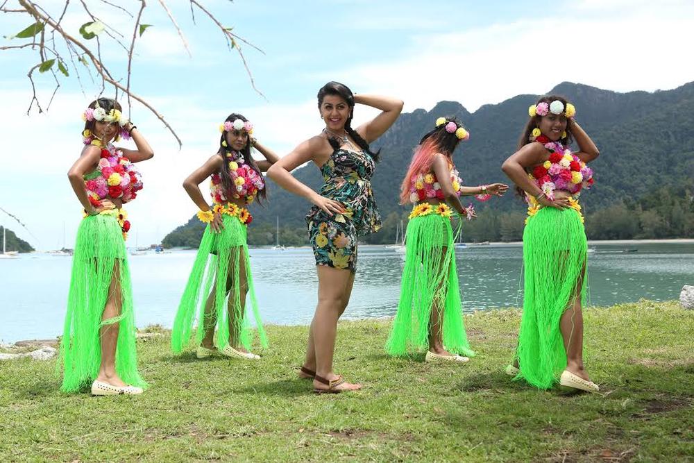 Kadavul Irukaan Kumaru Movie Stills | Nikki Galrani