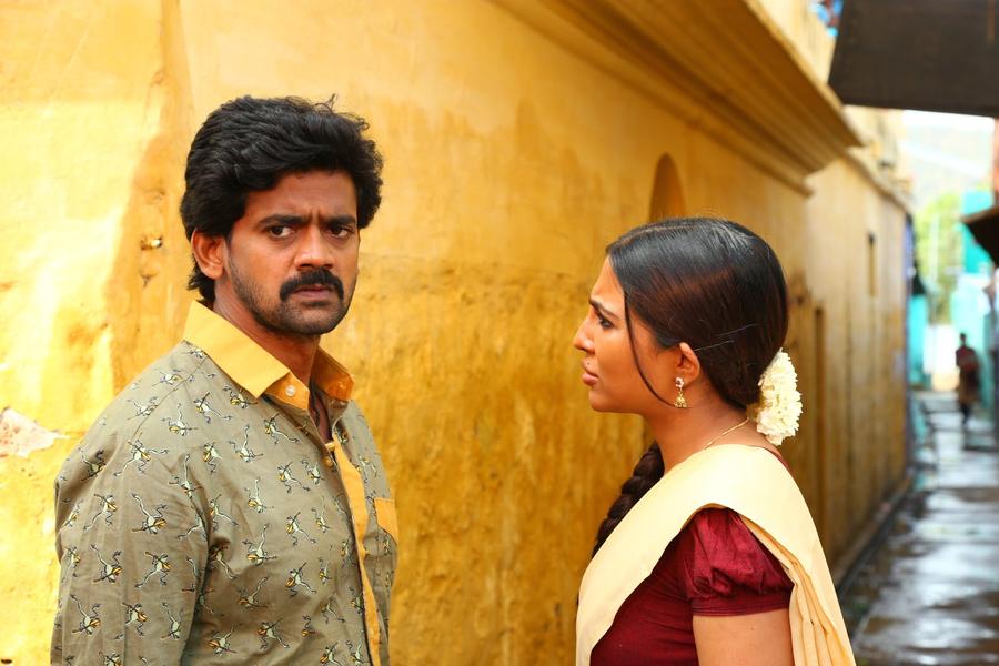 Enkitta Mothathe Tamil Movie Stills | Natraj, Parvathy Nair