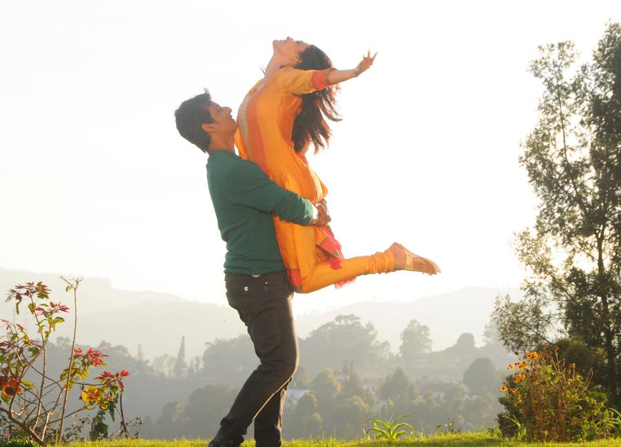 Jiiva, Kajal stills from Kavalai Vendam movie