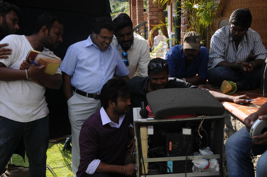 Bobby Simha, mayilsamy, Director Deekay on the sets of Kavalai Vendam