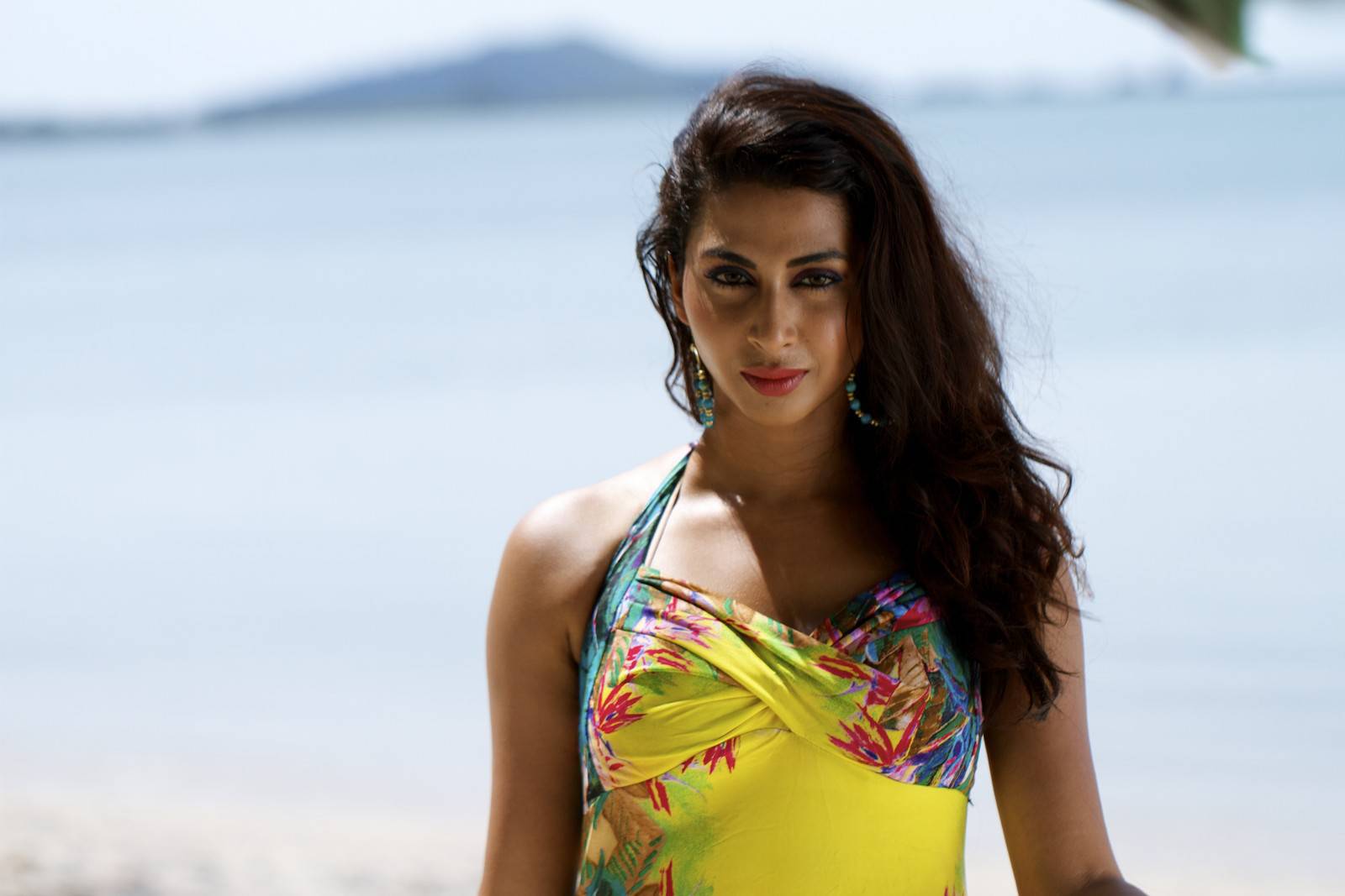 Aata Telugu Movie Stills & Posters