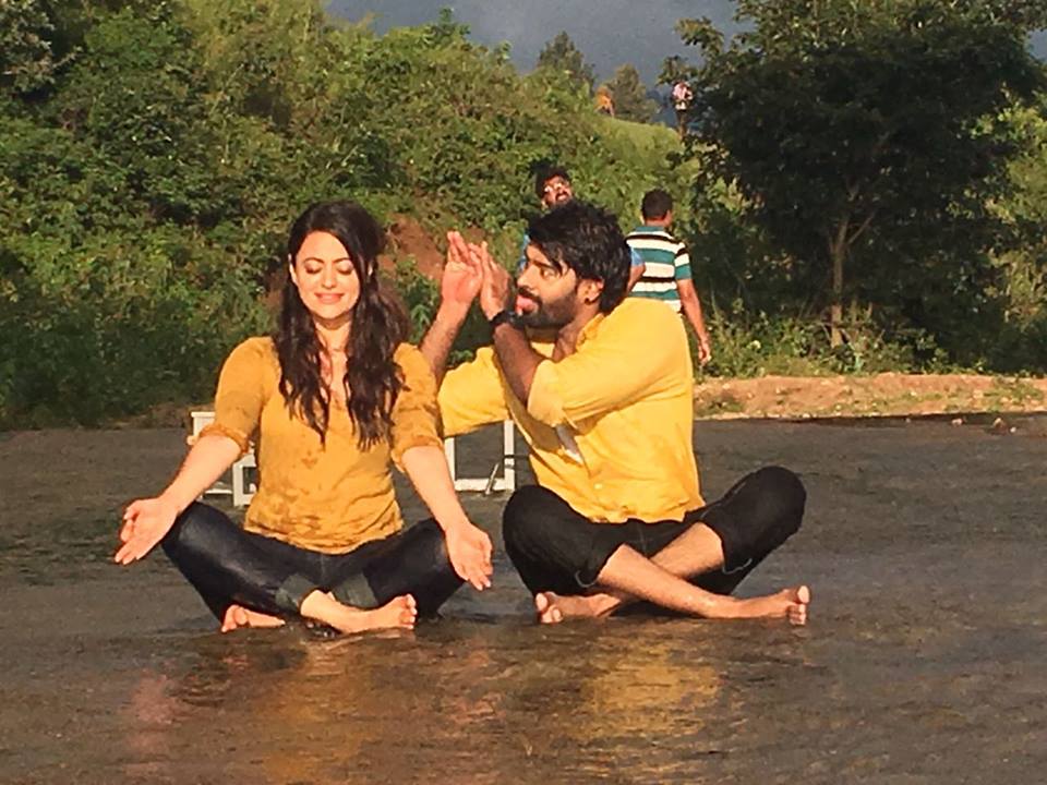 Meelo Evaru Koteeswarudu Movie Working Stills | Naveen Chandra, Shruti Sodhi