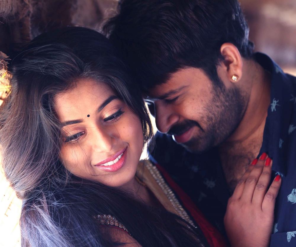 Ashwin Shekhar, Poorna Stills From Manal Kayiru 2