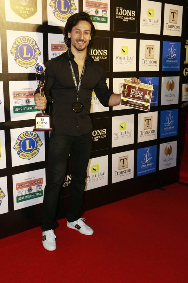 Handsome Hunk Tiger Shroff Won the Young Star Of The Year Award at the Lions Gold Awards 2016
