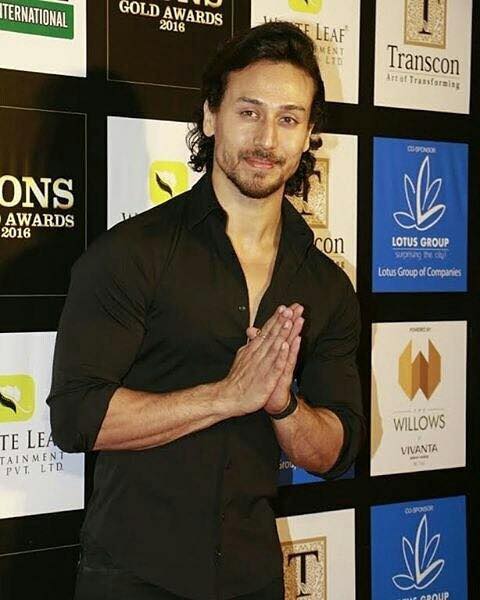 Handsome Hunk Tiger Shroff Won the Young Star Of The Year Award at the Lions Gold Awards 2016