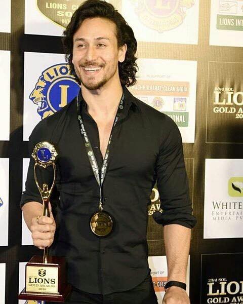 Handsome Hunk Tiger Shroff Won the Young Star Of The Year Award at the Lions Gold Awards 2016