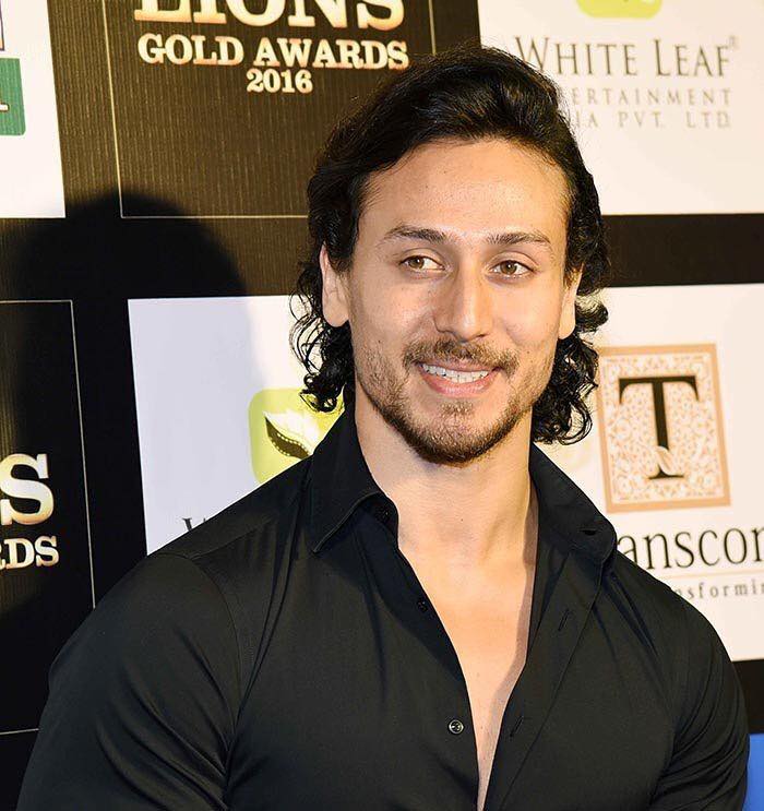 Tiger Shroff Wins "Young Star Of The Year Award" At the Lions Gold Awards 2016