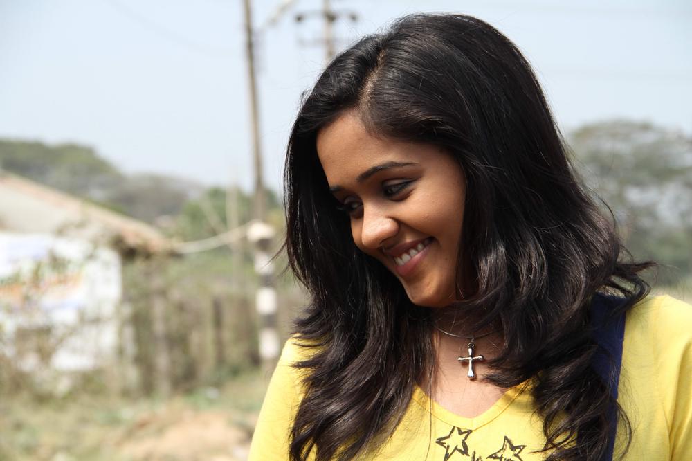 Iravum Pagalum Varum Tamil Movie Stills | Ananya, Mahesh
