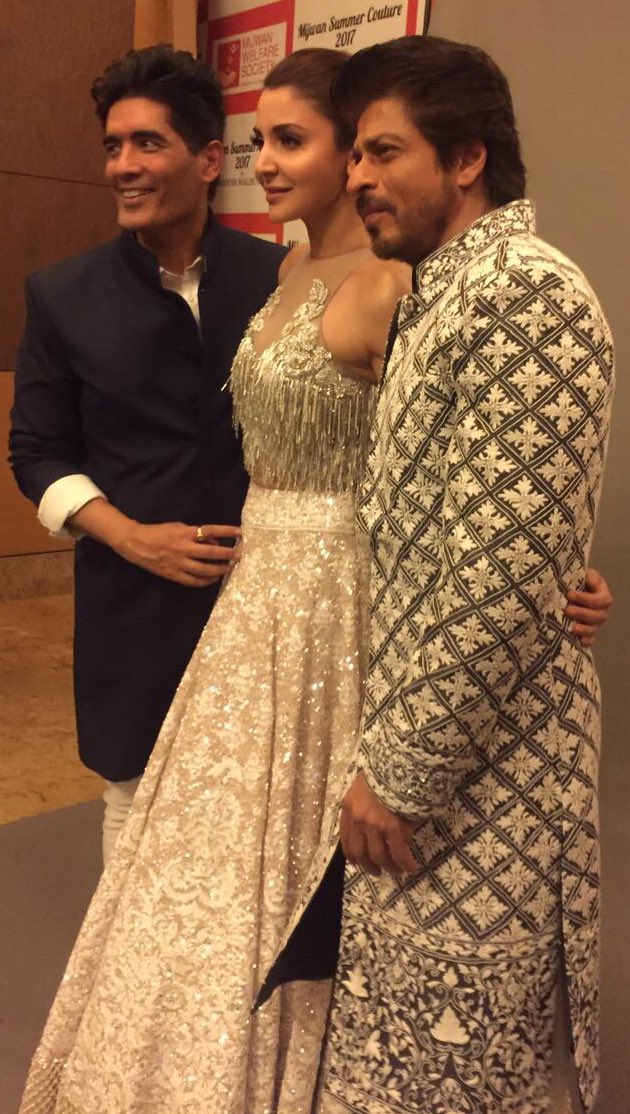 Shah rukh khan, Anushka Sharma and Manish Malhotra at Mijwan Summer 2017 Fashion show