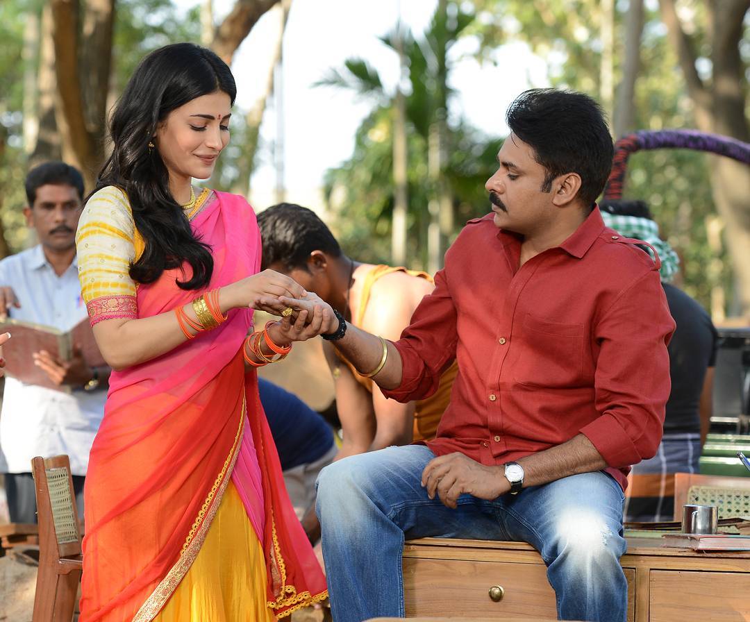 Pawan Kalyan, Shruti Haasan Stills From Katamarayudu Movie