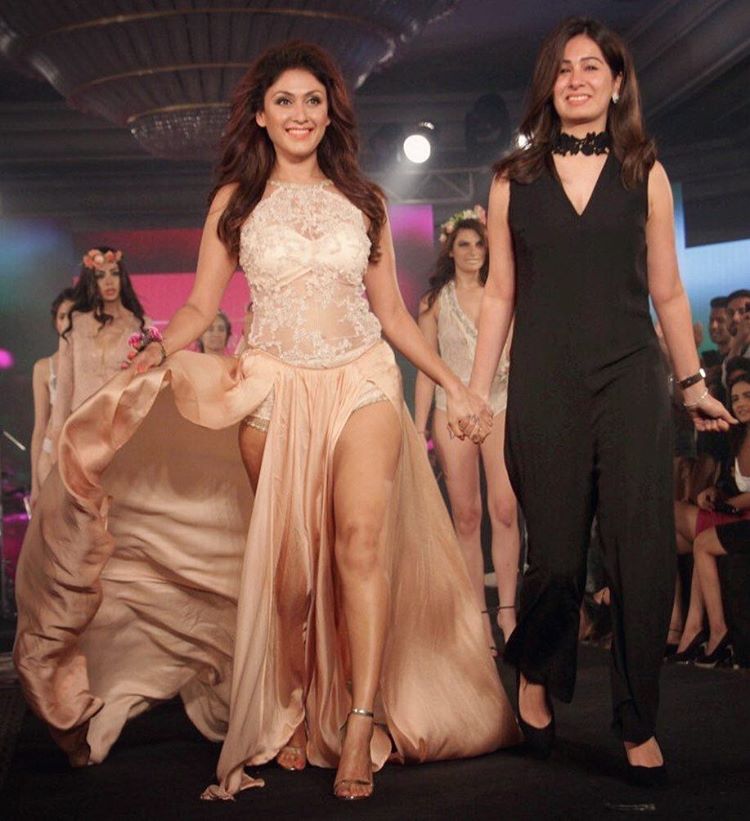 Manjari Fadnis Looking Beautiful At Designer Nidhi Munim Summer Collection Fashion Week