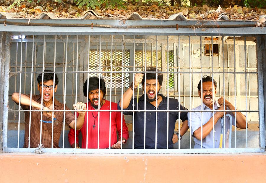 Naalu Peruku Nalladhuna Edhuvum Thappilla Movie Stills