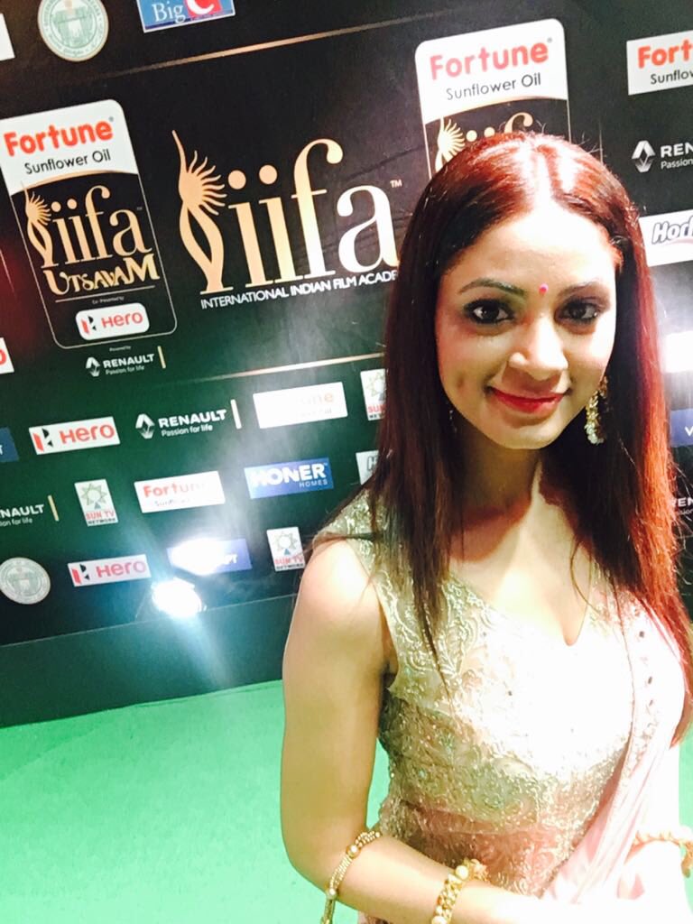 Shilpi Sharma Looks Gorgeous At IIFA Utsavam 2017 Green Carpet