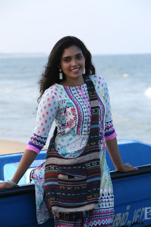 Ishara Nair stills from Adhi Maedhavigal Movie