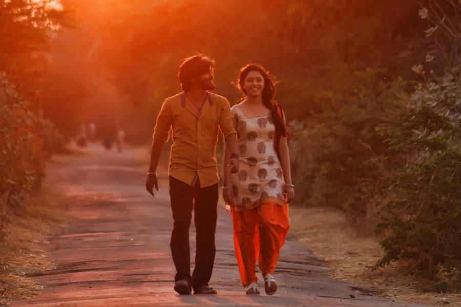 Pratheek, Akshatha Stills From Theru Naaigal Movie