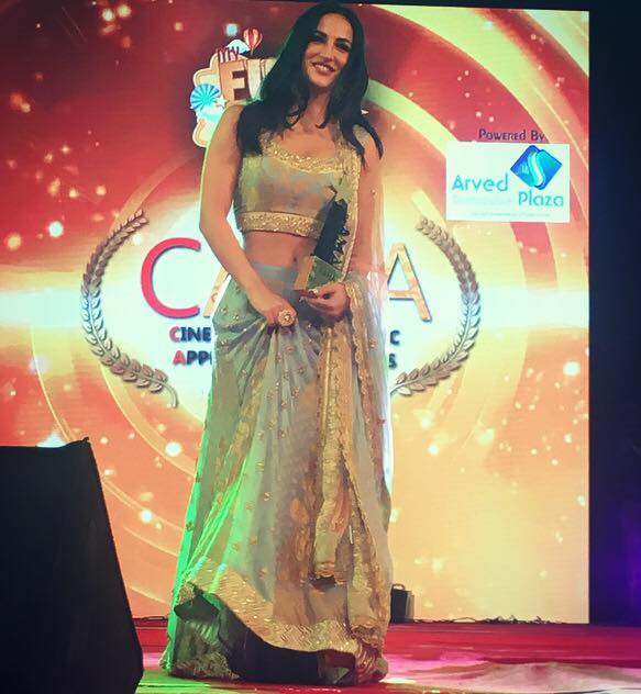 Elli Avram and Sonal Chauhan at the Cama Awards 2017