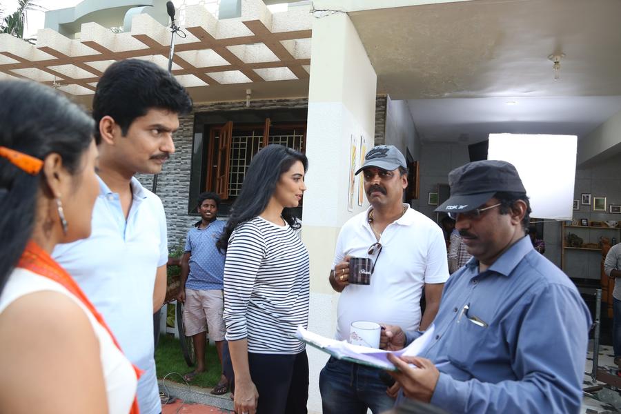 Shweta Menon, Erode Mahesh and director shankar-suresh stills from the sets of Inayathalam