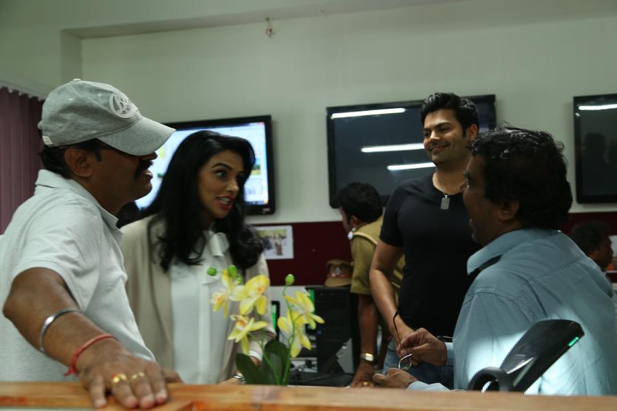 Shankar-Suresh, Ganesh Venkatraman, Shweta Menon stills from the sets of Inayathalam