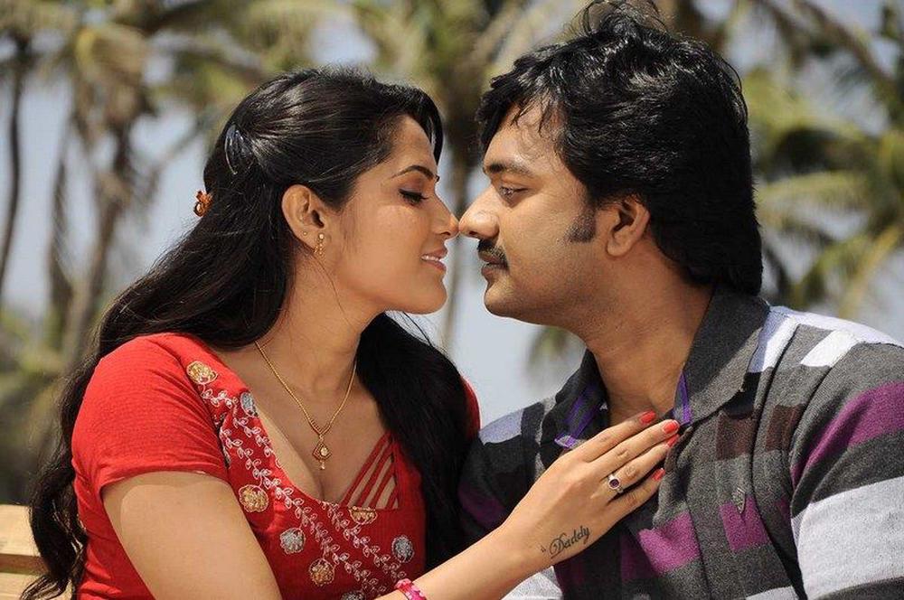 Sangeetha Bhatt, Lollu Sabha Jeeva Stills From Aarambamey Attakasam Movie