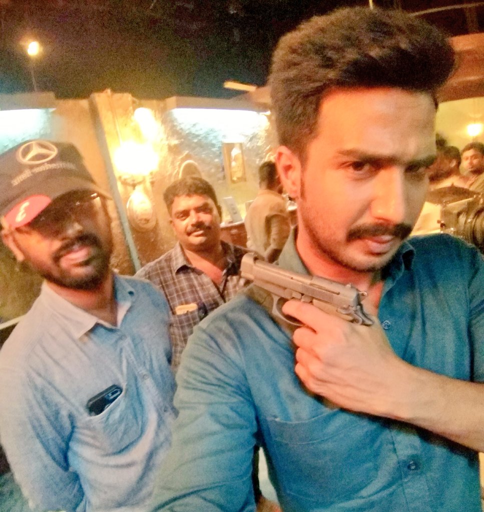 Vishnu Vishal and Director Ramkumar on the sets of Minmini