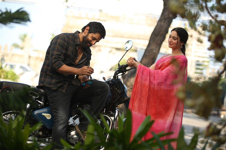 New Stills Of Vikram and Tamannaah From Sketch Tamil Movie