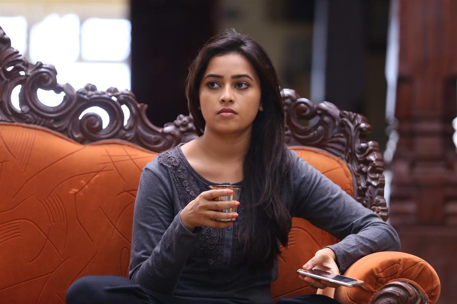 Sri Divya stills from Sangili Bungili Kadhava Thorae