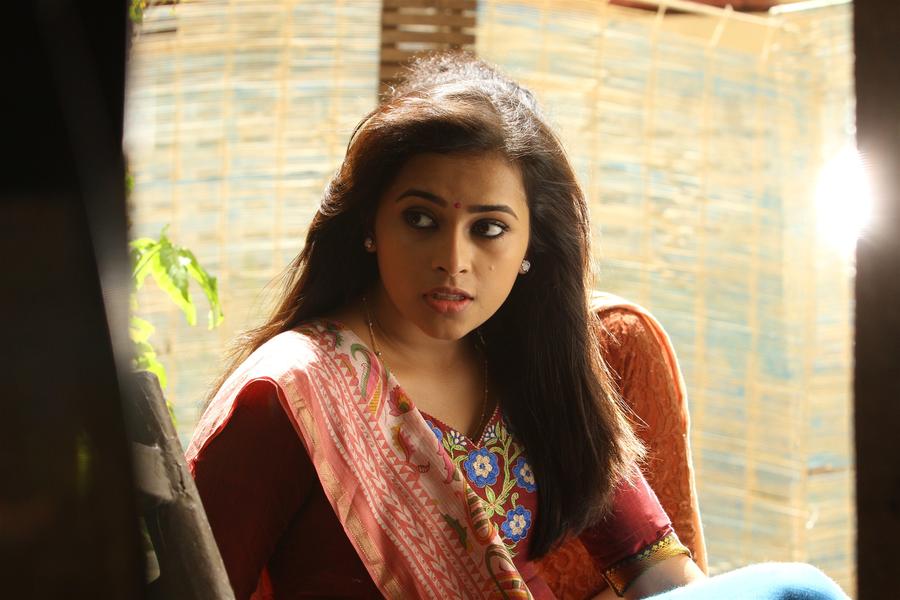 Sri Divya stills from Sangili Bungili Kadhava Thorae