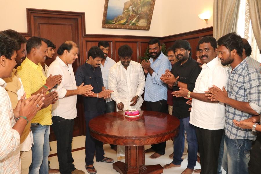 RK Suresh's Vettai Naai first look released by director Bala