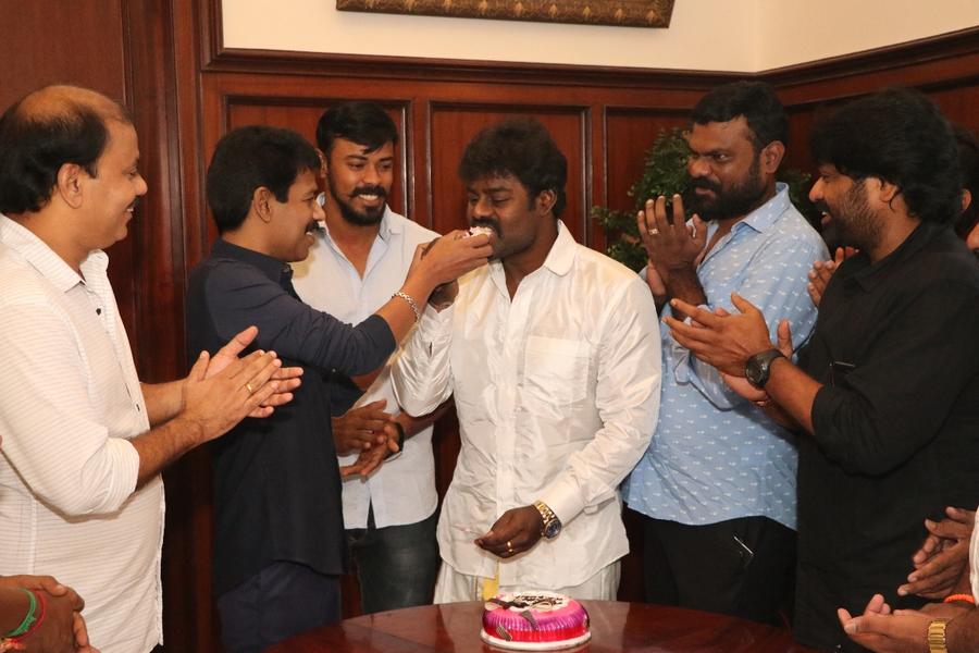 RK Suresh's Vettai Naai first look released by director Bala