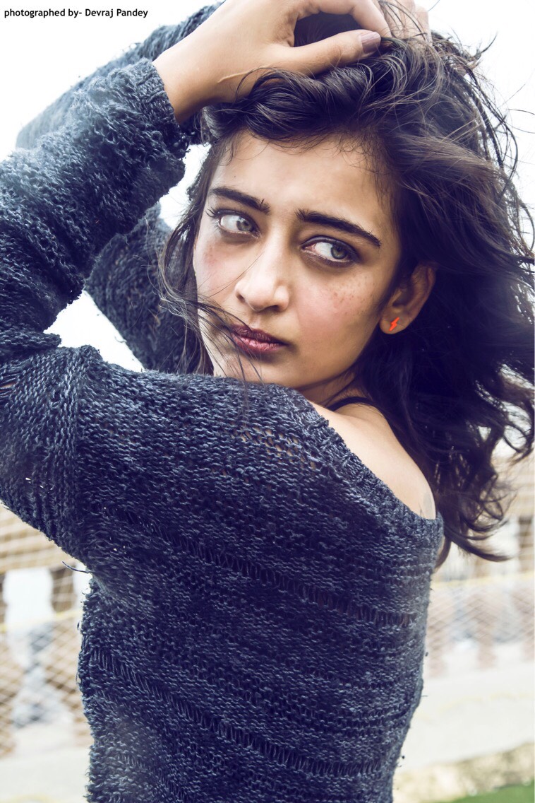 Akshara Hassan latest stills from Vivegam